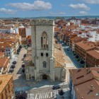 The Church of San Miguel overlooks the square of the same name with its elegant stone bell tower. Its Late Romanesque and Early Gothic architecture reflects the medieval origins of Plasencia.