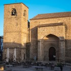 The Church of San Nicolás in Plasencia preserves the charm of Romanesque-Gothic architecture. Its sturdy bell tower, simple portal and local stone reflect the city's medieval origins.
