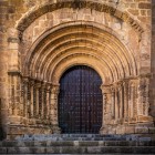 The Romanesque portal of the Church of San Nicolás in Plasencia is distinguished by its deep concentric archivolts and finely carved capitals. A remarkable example of medieval architecture in Extremadura.