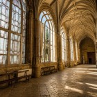 The Gothic cloister of Plasencia Cathedral, in Extremadura, impresses with elegant ribbed vaults and large stained-glass windows that fill its historic spaces with light.