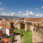 The medieval walls of Plasencia enclose one of Extremadura's best-preserved historic centres. From their towers, visitors enjoy a charming view over the city and its ancient quarters.