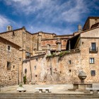 The Palace of the Marquises of Mirabel is the most important civil building in Plasencia. Once home to the powerful Zúñiga family, it blends Renaissance elegance with centuries of history in the heart of Extremadura.