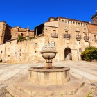 Plaza de San Vicente Ferrer is home to the Renaissance Palace of Mirabel, the historic residence of the Zúñiga family. Its stone fountain and noble buildings preserve the charm of medieval Plasencia.