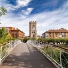 The pedestrian bridge leads to Plasencia's historic centre and the Church of San Miguel, passing medieval walls and charming streets. A picturesque gateway to the historic heart of Extremadura.