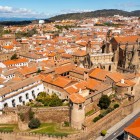 The historic centre of Plasencia preserves the charm of Extremadura, with medieval walls, historic palaces and the magnificent Gothic Cathedral, the city's defining architectural landmark.