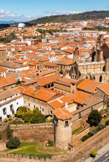 The historic centre of Plasencia preserves the charm of Extremadura, with medieval walls, historic palaces and the magnificent Gothic Cathedral, the city's defining architectural landmark.