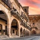 Trujillo’s stone arcades lead the eye towards the Church of San Martín, while the sunset light enhances the arches, loggias and historic façades of Extremadura.