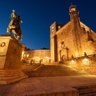 Evening light envelops Trujillo’s Plaza Mayor, where the equestrian statue of Francisco Pizarro stands alongside the Church of San Martín and the illuminated historic architecture.