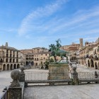 In the heart of Trujillo’s Plaza Mayor, the equestrian statue of Francisco Pizarro, conqueror of Peru, overlooks Renaissance arcades and palaces, symbols of the city.