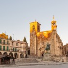 A wide-angle view captures Trujillo’s Plaza Mayor in Extremadura, dominated by the Church of San Martín and framed by arcades and Renaissance palaces from the 15th and 16th centuries.