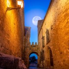 A detail of the Puerta de Santiago reveals Trujillo’s ancient fortified passage, enclosed by high stone walls, medieval arches and historic gateways of the walled city.
