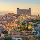 Arriving in Toledo reveals an unforgettable view of the Imperial City, crowned by the Alcázar and the Cathedral, where centuries of history reflect the meeting of cultures and civilizations.