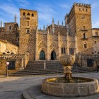 The fountain in Plaza Mayor, in front of the Royal Monastery of Guadalupe, commemorates the baptism of several Native Americans performed by Christopher Columbus after his return from the New World.