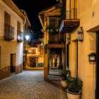 In the old Jewish Quarter of Guadalupe, Calle Venero connects Plaza de Santa María with the Arch of Gorro Gordo, named after the historic fountain attached to the passage.