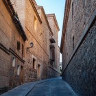 Calle de Santa Úrsula crosses Toledo’s medieval heart, enclosed by ancient convents and Mudéjar walls of stone and brick, along a quiet route steeped in history.