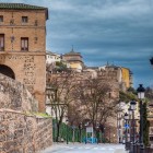 Calle Real del Arrabal follows Toledo’s northern walls, linking Puerta de Bisagra with the historic centre amid ancient gateways, medieval architecture and picturesque urban views.