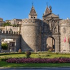 Puerta Nueva de Bisagra, rebuilt in the 16th century to a design by Covarrubias, welcomes visitors to Toledo with towers, a triumphal arch, an imperial coat of arms and an ancient courtyard.