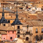 Above the rooftops of the Judería emerges medieval Toledo: its Aljama was Castile’s largest, with over ten synagogues, two of which can still be visited.