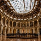In the Salón de Contratación, opened in 1893, the Reloj de las Bolsas (clock) overlooks the trading floor: built in Strasbourg, it replicates Amsterdam’s clock and marked trading times.