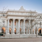 Madrid’s Stock Exchange Palace, opened in 1893, displays its solemn Neoclassical façade: Corinthian columns and rigorous symmetry evoke a true temple of commerce.