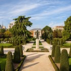 El Retiro’s Parterre arranges sculpted hedges and geometric paths in the 18th-century French style; the monument to Jacinto Benavente guides the eye along the central axis.