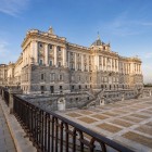 The western wing of the Royal Palace overlooks the vast esplanade: granite bases, classical orders and monumental stairways evoke the grandeur of the Bourbon court.