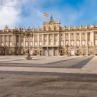 The southern façade of the Royal Palace dominates Plaza de la Armería: pilasters, windows and balustrades express the classical elegance of the Bourbon court.