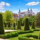 In Buen Retiro Park, the 18th-century Parterre features sculpted hedges and cypresses; the Crystal Palace, built as an exhibition greenhouse, recalls the park’s botanical vocation.