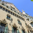 Seen from below along Passeig de Gràcia, Casa Amatller highlights its Modernista façade with Neo-Gothic influences, decorated with sgraffito, wrought-iron balconies and refined sculpted details.