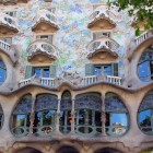 The façade of Casa Batlló comes alive through bone-shaped columns, sinuous windows, mask-like balconies and colourful mosaics inspired by Gaudí’s natural world.