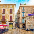 Plaça de Sant Just preserves an authentic corner of the Gothic Quarter: the medieval basilica, stone façades and outdoor cafés invite visitors to enjoy a pleasant break in the old town.