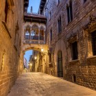 In the heart of Barcelona’s oldest quarter, Carrer del Bisbe is an essential stop: the Gothic Quarter’s famous Neo-Gothic bridge, one of its most photographed monuments, preserves myths and legends.