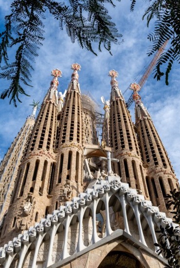 The Nativity Façade welcomes visitors with three portals dedicated to Faith, Hope and Charity, crowned by perforated towers expressing Gaudí’s naturalistic vision.