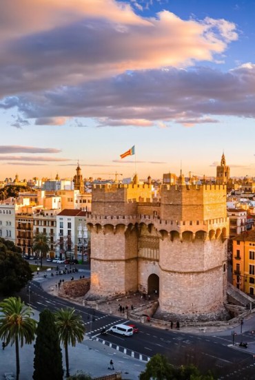 The Serranos Towers mark the monumental entrance to Valencia’s historic centre: built in the 14th century, they combine defensive functions with civil Gothic architecture along the ancient city walls.