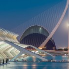 The Assut de l’Or Bridge crosses the City of Arts and Sciences: Calatrava’s pylon, the Àgora and the futuristic architecture shape the modern face of Valencia.