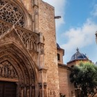 The Apostles’ Door reveals the Gothic character of Valencia Cathedral: sculpted archivolts and a rose window stand alongside the dome and El Miguelete, symbols of the historic centre.