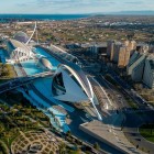 Seen from above, the City of Arts and Sciences extends along the former Turia riverbed: museums, reflecting pools and gardens form the cultural heart of contemporary Valencia.