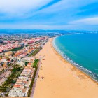 View of Valencia and the Malvarrosa district, with its long beach, lively promenade and Blasco Ibáñez House Museum, revealing the city’s maritime and cultural identity.