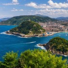 From Mount Igueldo, the view embraces Santa Clara Island, Mount Urgull and San Sebastián, amid bright bays, green hills and the waters of the Cantabrian Sea.