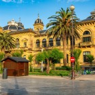 Among the palm trees of Alderdi Eder Gardens, San Sebastián City Hall reveals towers, domes and ornate façades, legacy of the Gran Casino opened in 1887.