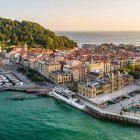 Between Mount Urgull and the Cantabrian Sea, San Sebastián’s Old Town gathers around the harbour, amid red roofs, elegant squares and lively seaside promenades.