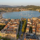 From above, San Sebastián opens onto La Concha Bay, amid elegant avenues, orderly buildings, golden beaches and boats dotting the Cantabrian Sea.