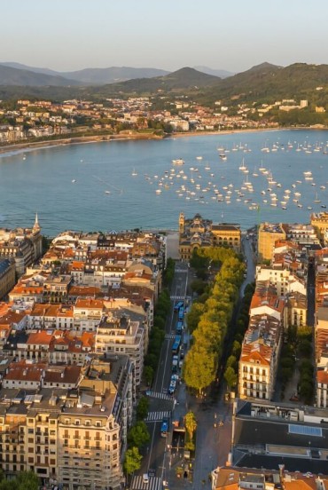 From above, San Sebastián opens onto La Concha Bay, amid elegant avenues, orderly buildings, golden beaches and boats dotting the Cantabrian Sea.