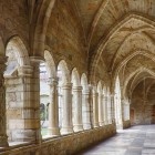 The Gothic cloister of Santander Cathedral, built in the 15th century on its southern side, invites visitors to stroll among pointed arches, ribbed vaults and ancient funerary sculptures.Il chiostro gotico della Cattedrale di Santander, costruito nel XV secolo sul lato sud, invita a passeggiare tra archi ogivali, volte a crociera e antiche sculture funerarie