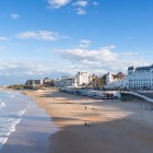 El Sardinero Beach stretches along Santander’s coastline, between Atlantic waves, golden sand and an elegant promenade dominated by the historic Gran Hotel Sardinero.