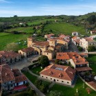 Santillana del Mar preserves an intact medieval village, built around the Collegiate Church of Santa Juliana, amid Romanesque architecture, defensive towers and noble palaces.