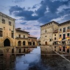 At sunset, the medieval square of Santillana del Mar is reflected on the wet cobblestones. In the heart of Cantabria, the village is a charming stop on the Northern Way.