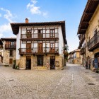 In the heart of Santillana del Mar, cobbled streets and historic houses with wooden balconies reveal the medieval soul of one of Cantabria’s most charming villages.