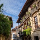 Amid stone walls and wooden balconies, the houses of Santillana del Mar reveal its 12th–18th-century civil architecture, with noble mansions, coats of arms and wrought iron.