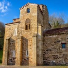 Seen from the side, San Miguel de Lillo reveals compact volumes, buttresses and irregular stonework, details that tell over a thousand years of history on Mount Naranco.